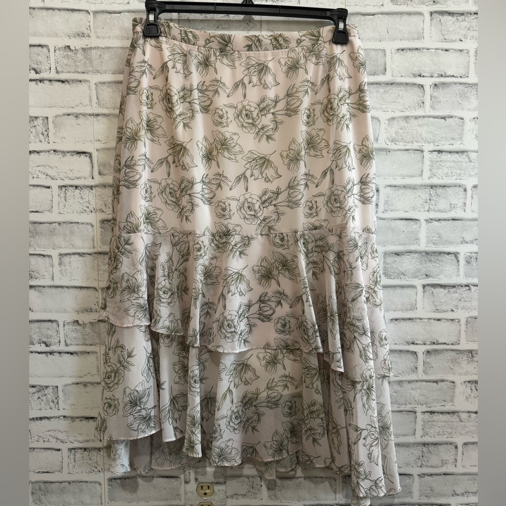 NWT! Women’s Gianni Bini cream colored latex lined skirt with floral print Large